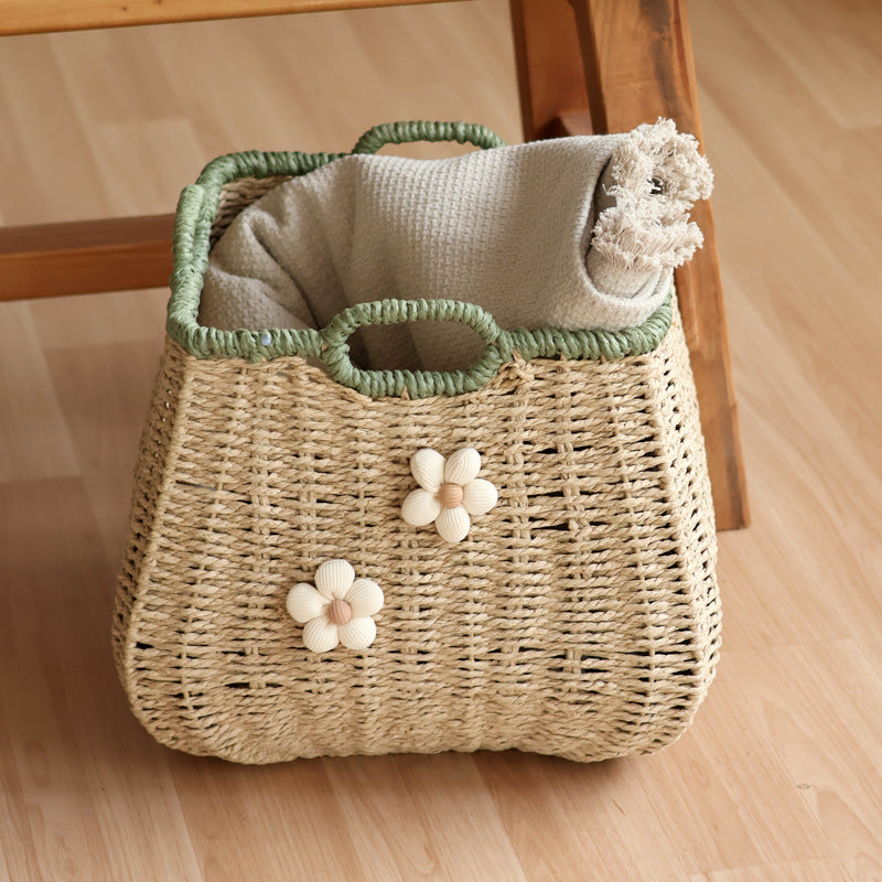 Handgefertigter Korb mit Blumenapplikation Brehn