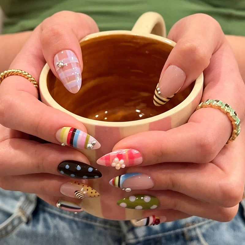Kunstnagelset mit bunten Mustern und kreativen Designs Brehn