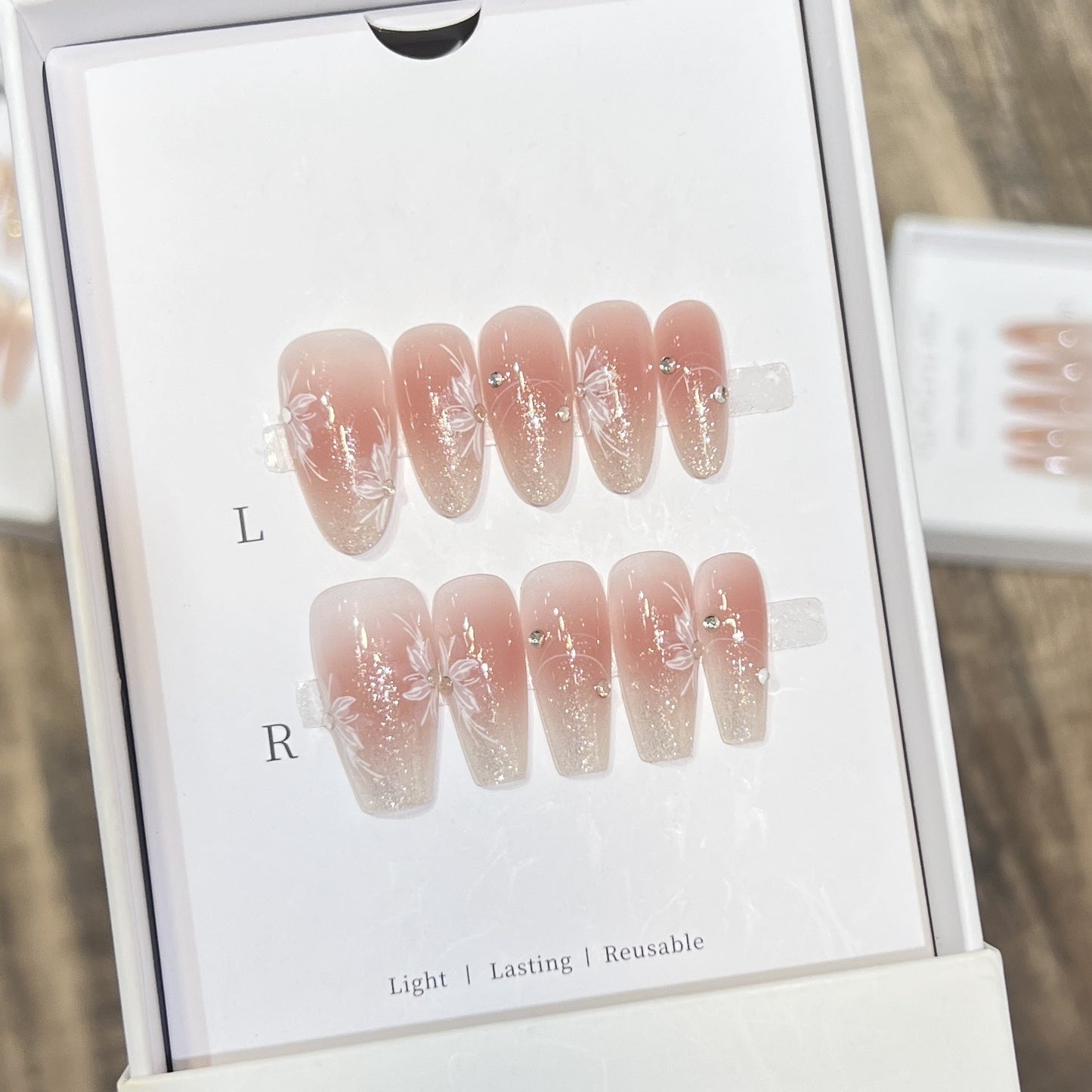 Elegantes blumeninspiriertes Press-On-Nagelset Brehn