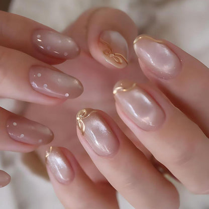 Kunstnagelset mit schimmernden Akzenten und eleganten Goldverzierungen Brehn