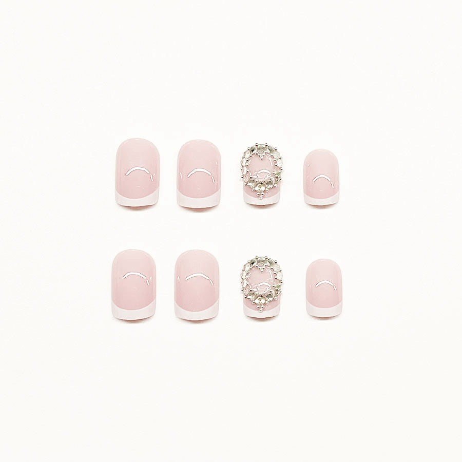 Kunstnagelset mit Elegantem French Design und Strassverzierungen Brehn