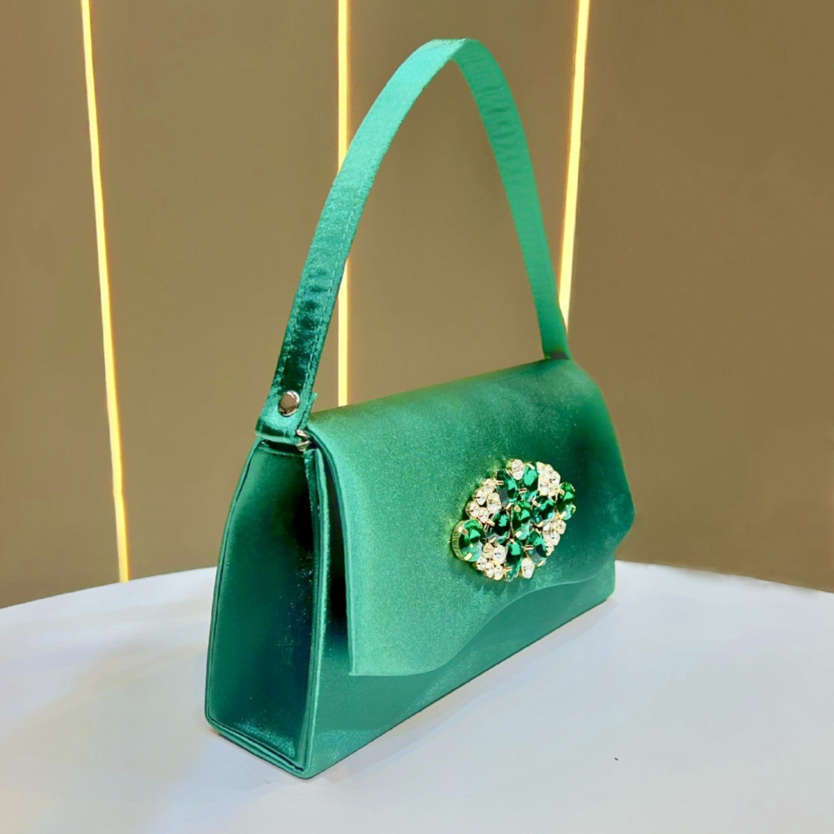 Elegante abendliche Handtasche mit Strasssteinen