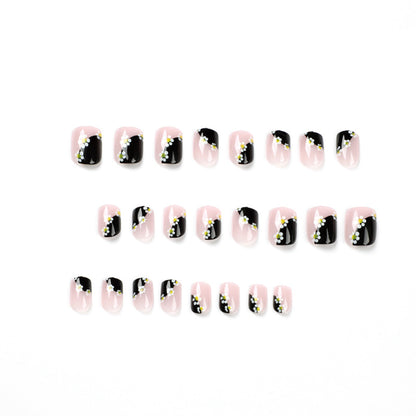 Kunstvolle Nagelkunst mit Blumenmuster Brehn
