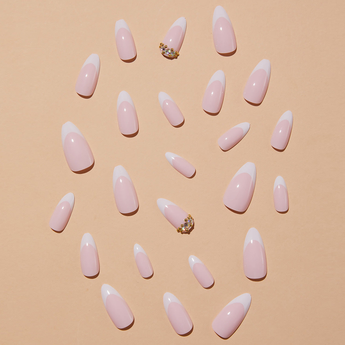 Elegante Kunstnägel mit stilvollem French Design und Glitzerakzenten Brehn