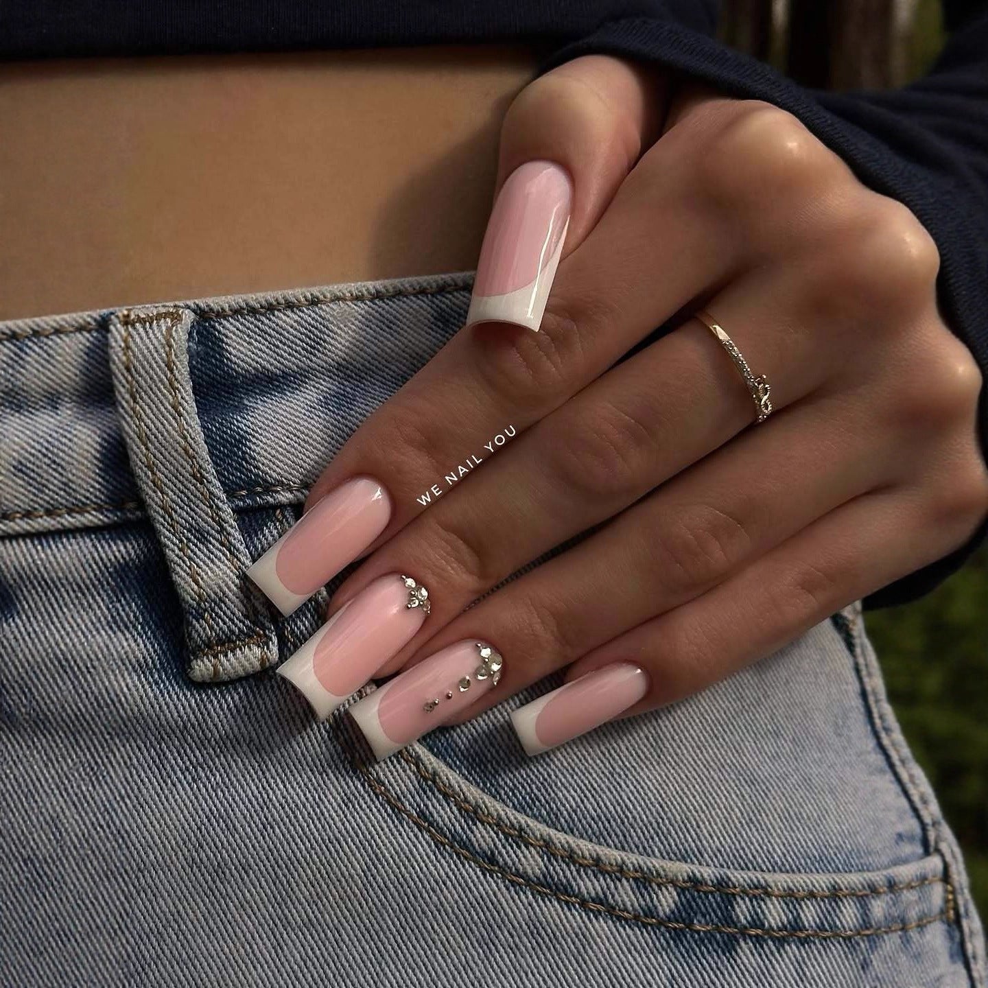 Kunstnagelset mit eleganten French Spitzen und funkelnden Strassakzenten Brehn