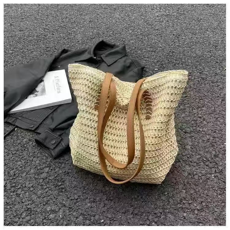 Handtasche Aus Geflochtenem Naturmaterial mit Ledernen Tragegriffen Brehn