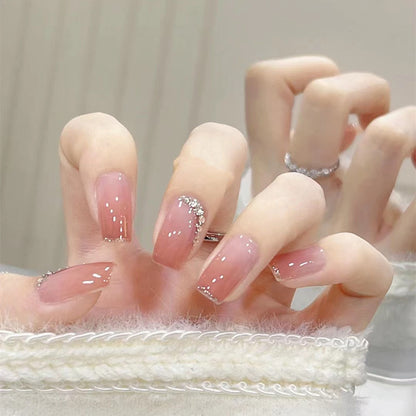 Elegante Ombre Press-On Nagelset mit dekorativen Strassakzenten Brehn