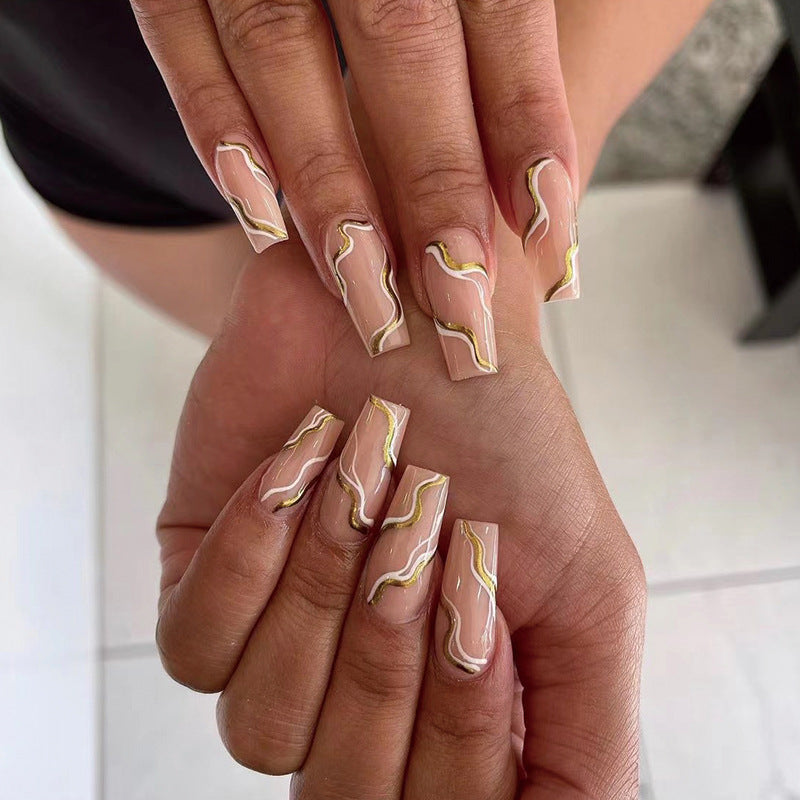 Kunstvolle Nagelverlängerungen mit elegantem Wellen-Design Brehn