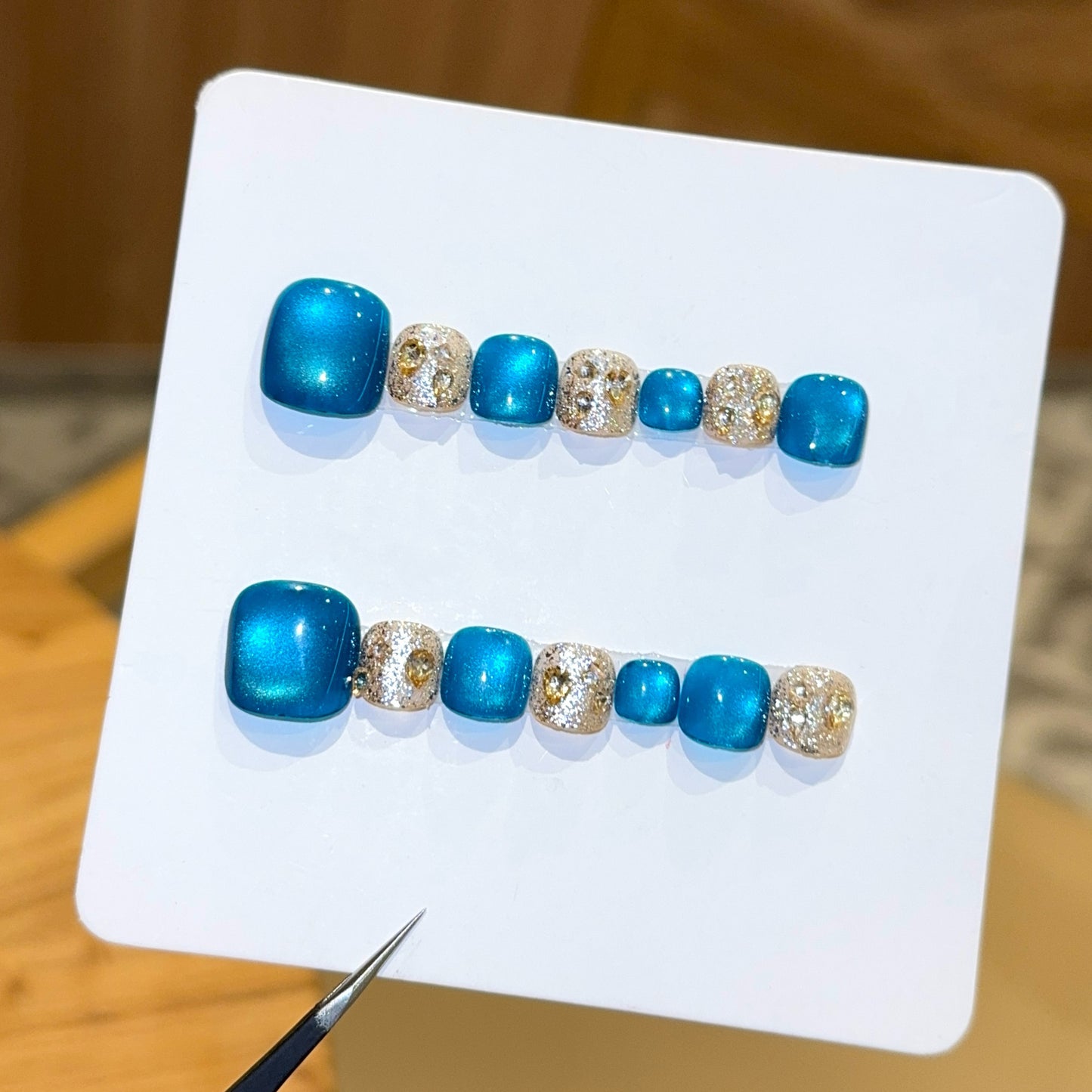 Kunstnagel Design mit Schimmernden Akzenten und Funkelnden Strassdetails Brehn