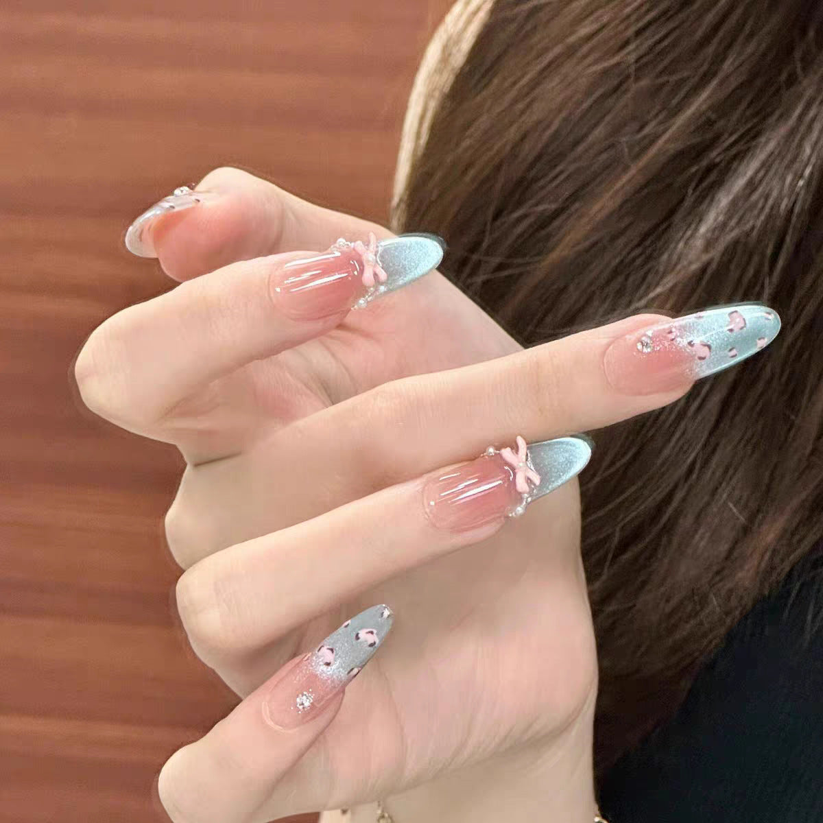Künstlerisches Langes Stiletto Press-On Nagelset mit Schleife und Edelsteinakzenten Brehn