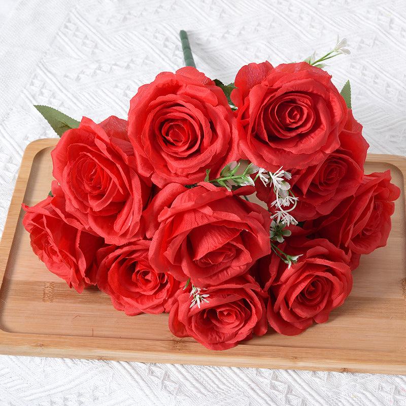 Lebensechter künstlicher Blumenstrauß