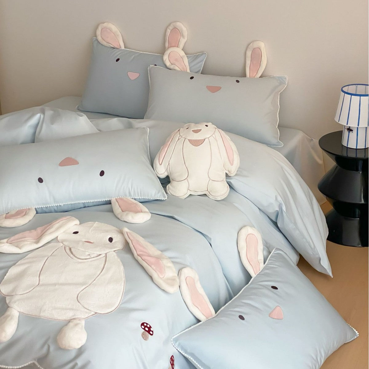 Kinder-Bettwäsche-Set mit 3D-Hasenapplikation und Kuschelkissen