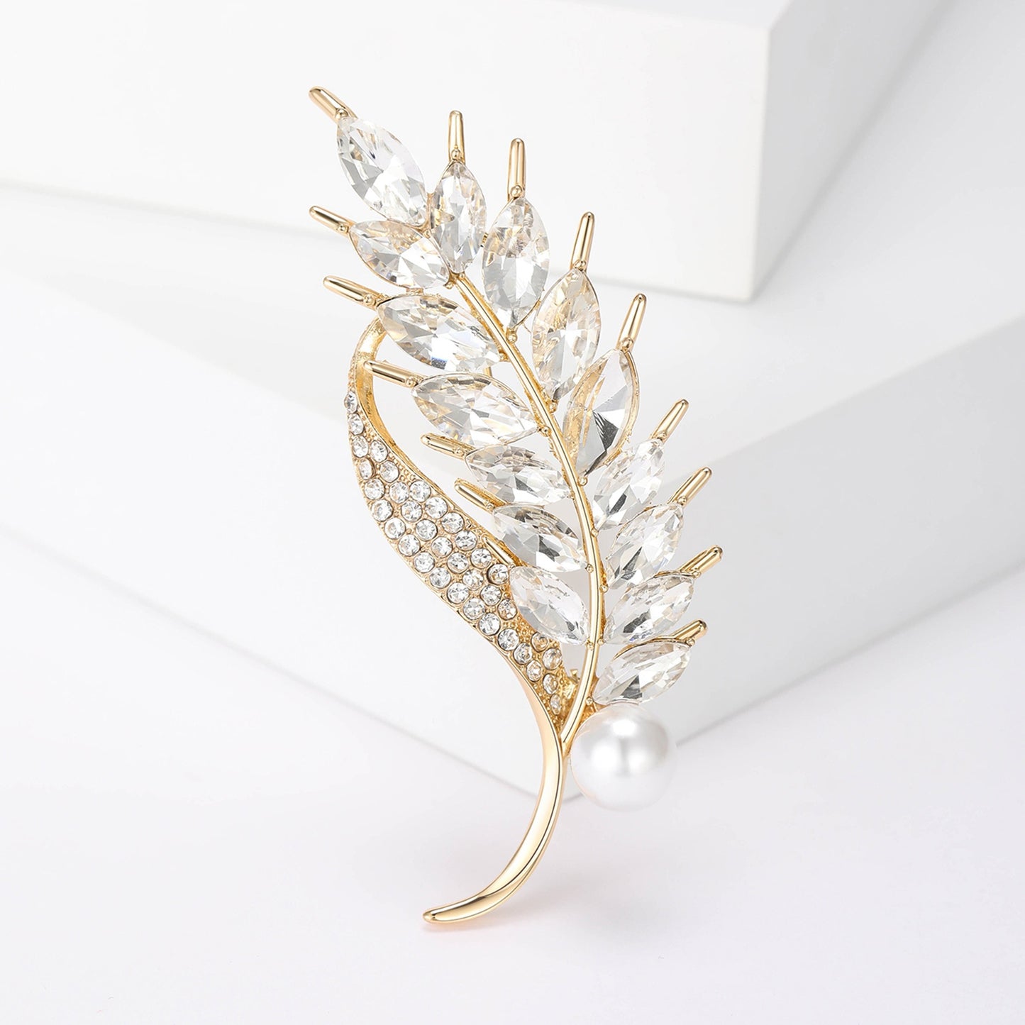 Elegante Brosche mit Glitzerstein und Perle Brehn