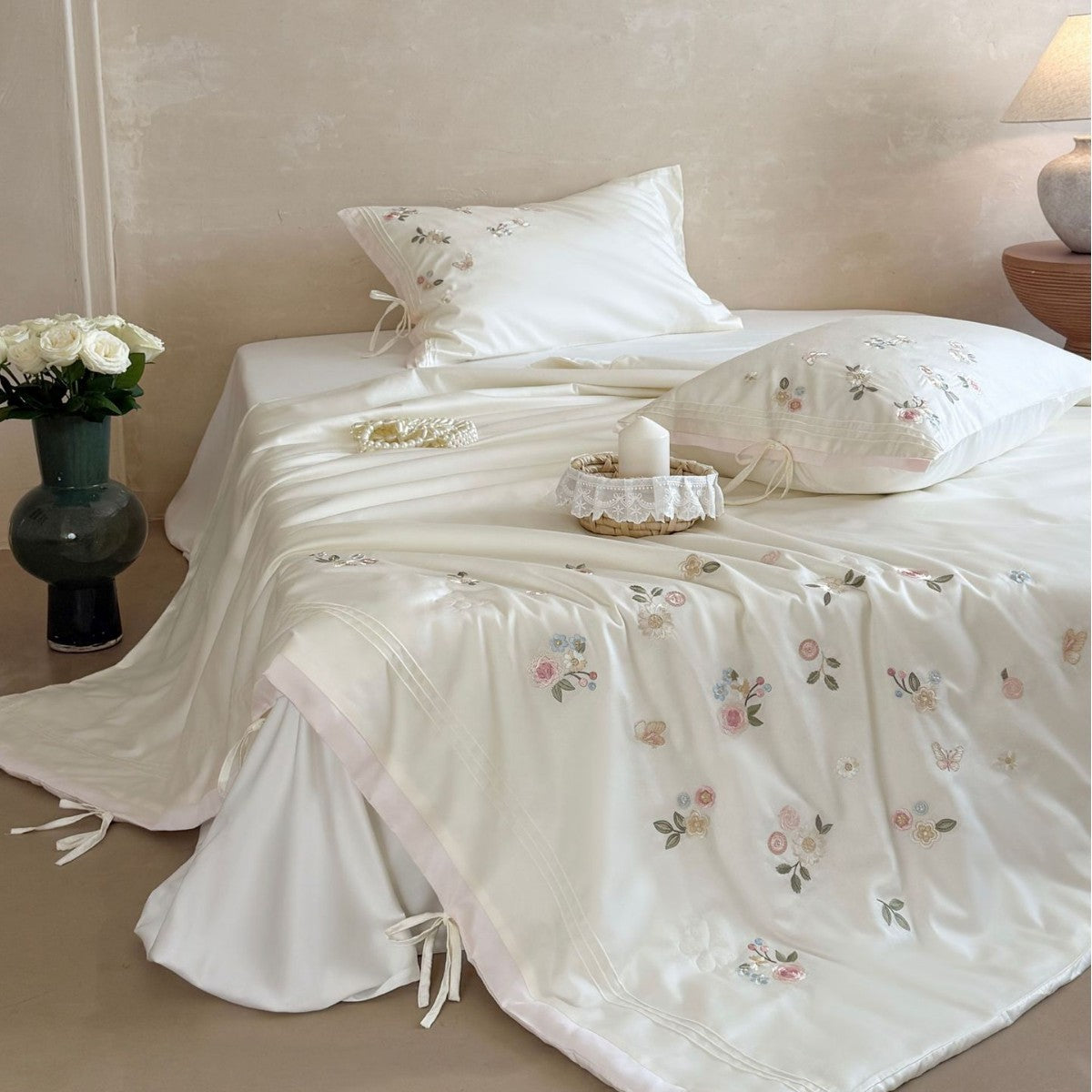 Luxuriöse Satin-Bettwäschegarnitur mit zarter Blumenstickerei und Bandverschluss Brehn