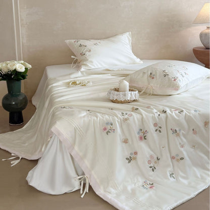 Luxuriöse Satin-Bettwäschegarnitur mit zarter Blumenstickerei und Bandverschluss Brehn