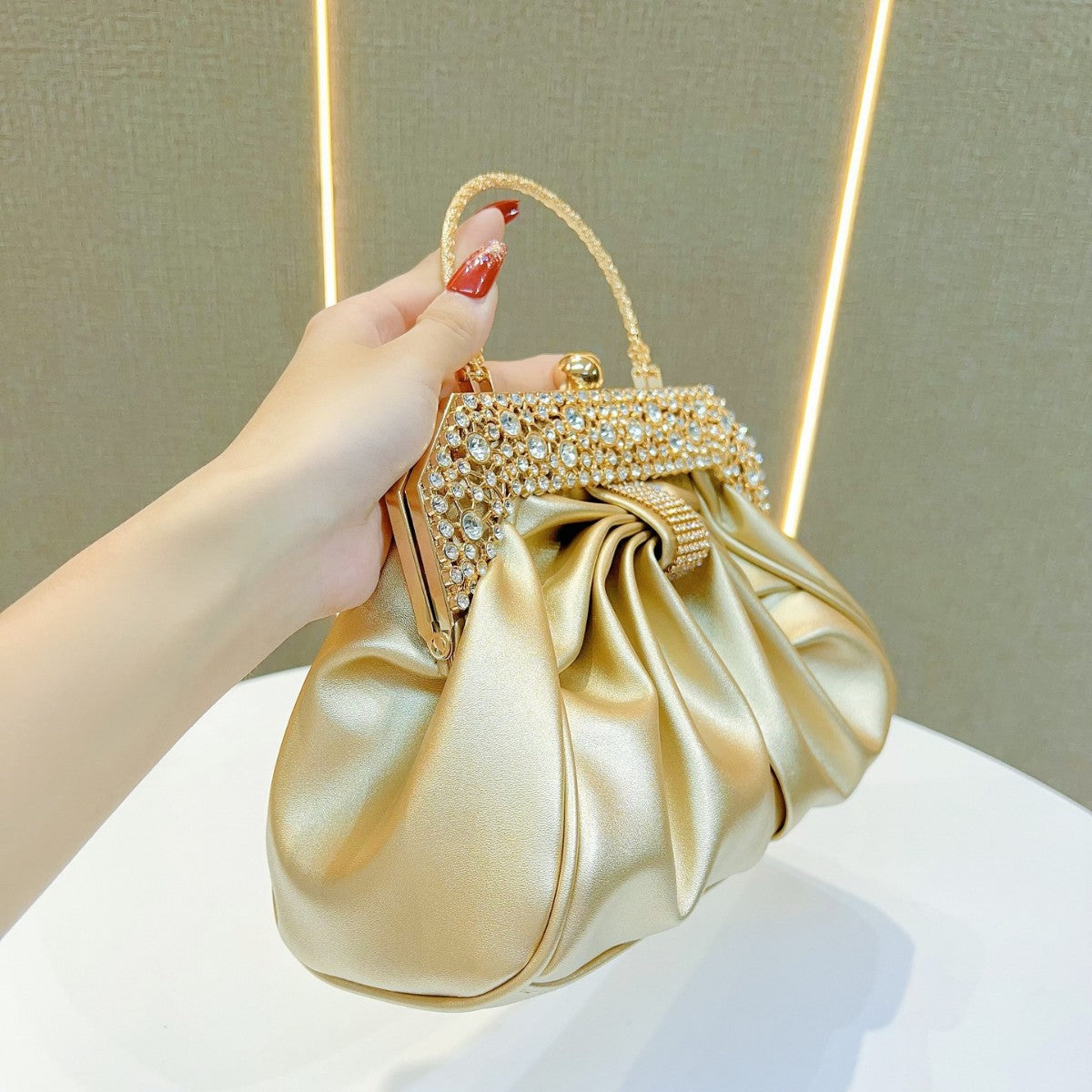 Luxuriöse Satin-Abendhandtasche