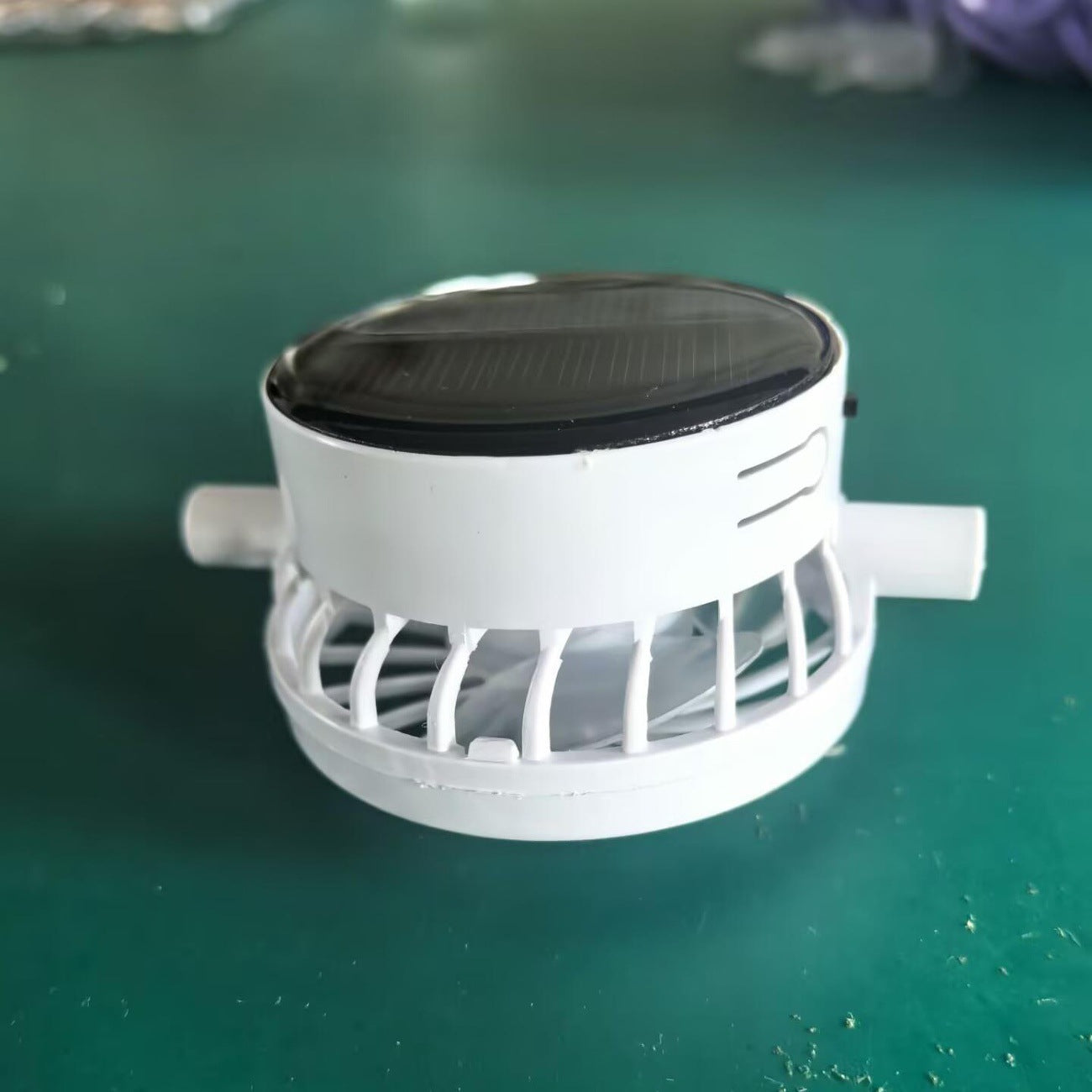 Tragbarer solarbetriebener USB-C Ventilator mit digitaler Batterieanzeige Brehn