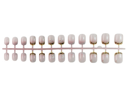 Kunstnagelset mit eleganter französischer Spitze und floralem Akzent Brehn