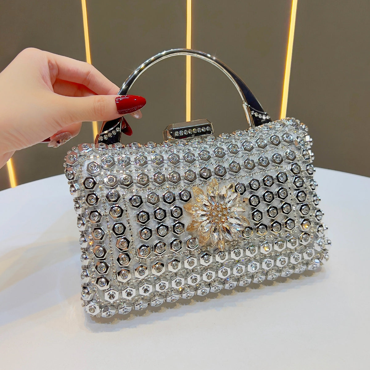 Edelstein-besetzte Abendhandtasche