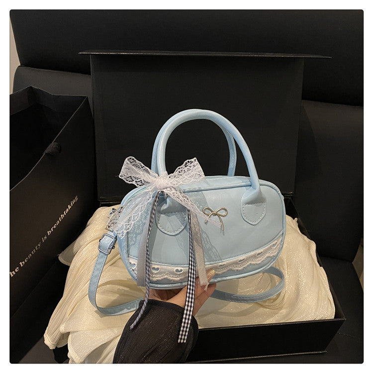 Elegante mit Spitzenbesatz verzierte Bogenhandtasche Brehn