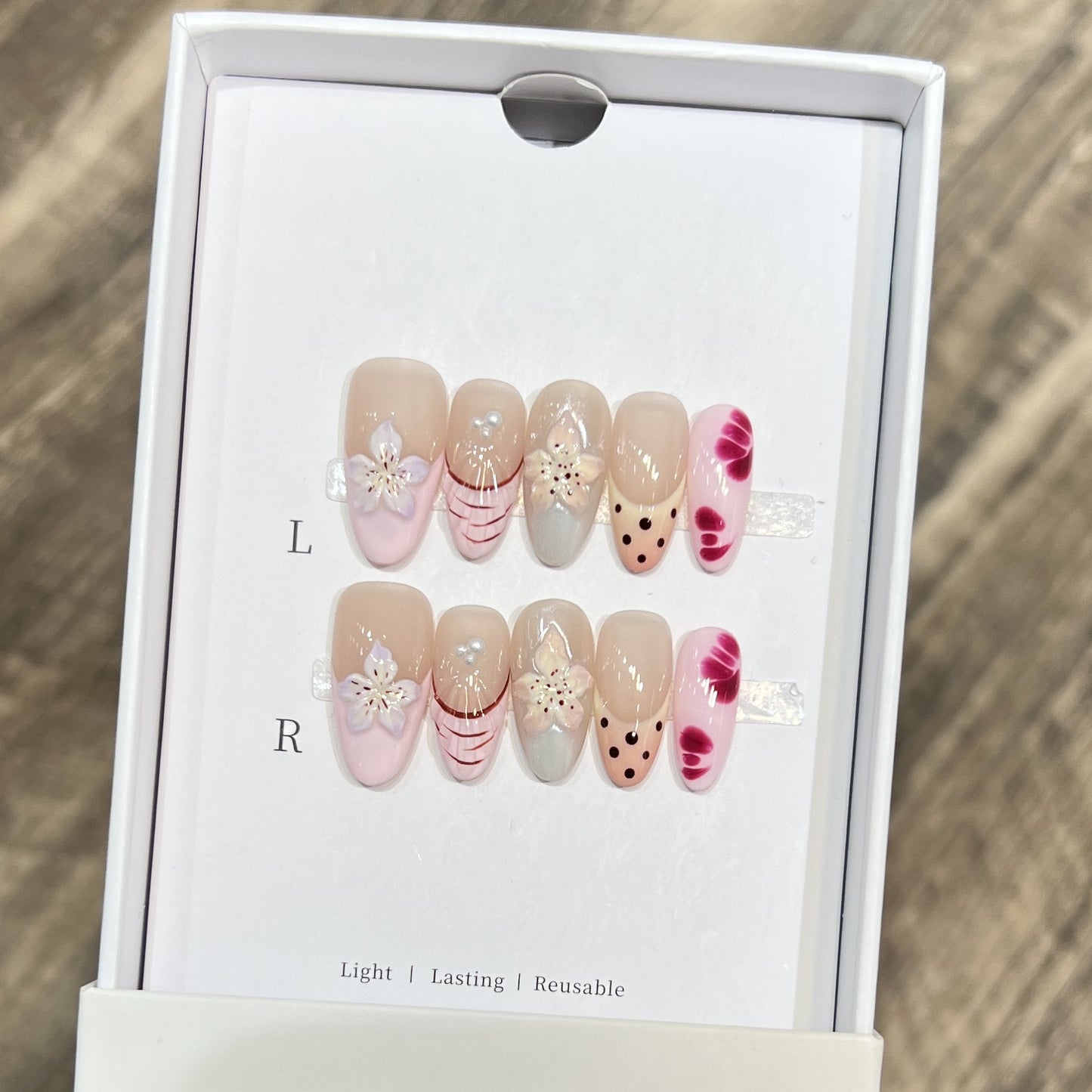 Blumen- und Punkte-Press-On-Nagelset Brehn