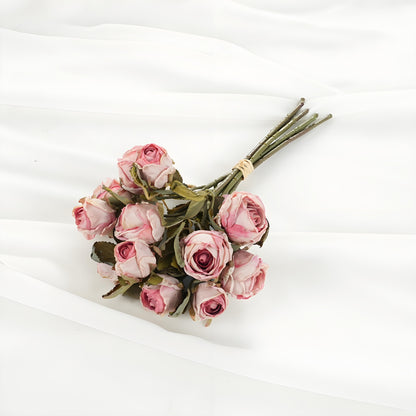 Realistischer künstlicher Rosenstrauß
