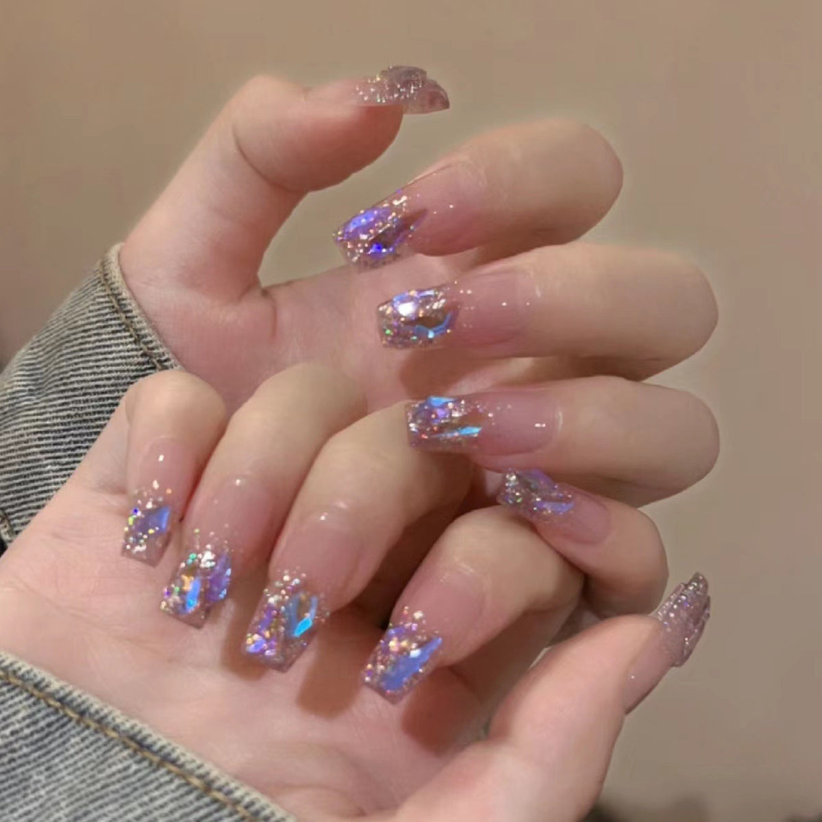 Kunstnagelset mit glamourösen Glitzerakzenten und eleganten Elemente Brehn