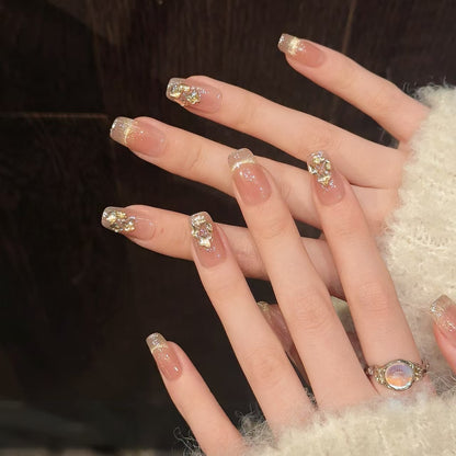 Elegante mit Kristallen verzierte Nagelkunstverlängerungen