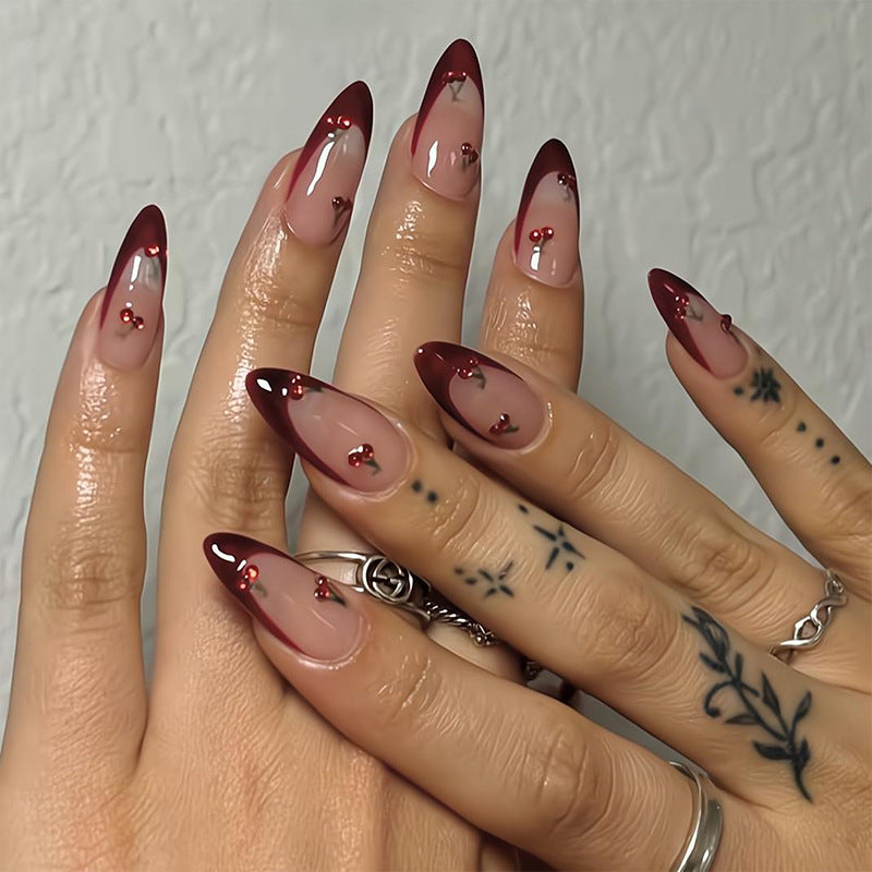 Kunstnagelset mit eleganten Spitzen und glamourösen Nagelakzenten Brehn