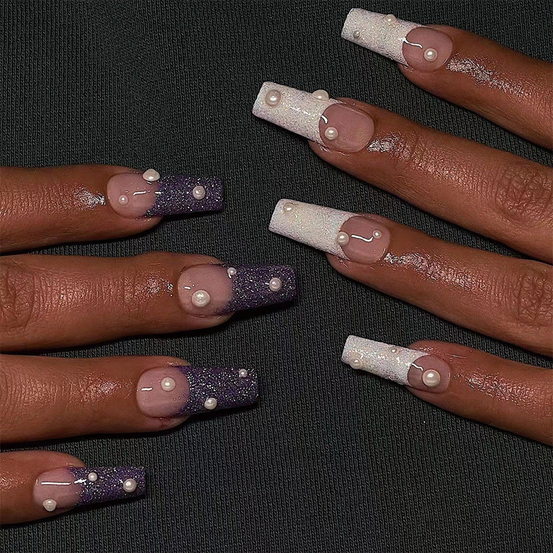 Kunstvolle Gel-Nägel mit elegantem Floral-Design und Glitzerakzenten Brehn