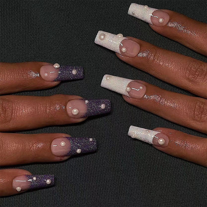 Kunstvolle Gel-Nägel mit elegantem Floral-Design und Glitzerakzenten Brehn