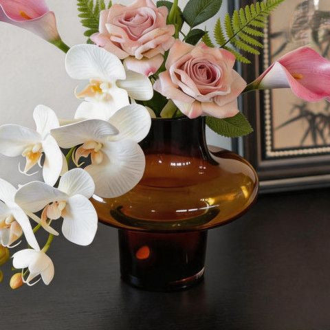 Realistisches Blumenarrangement in dekorativer Vase