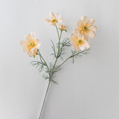 Lebensechte Buttercup-Blumenstängel