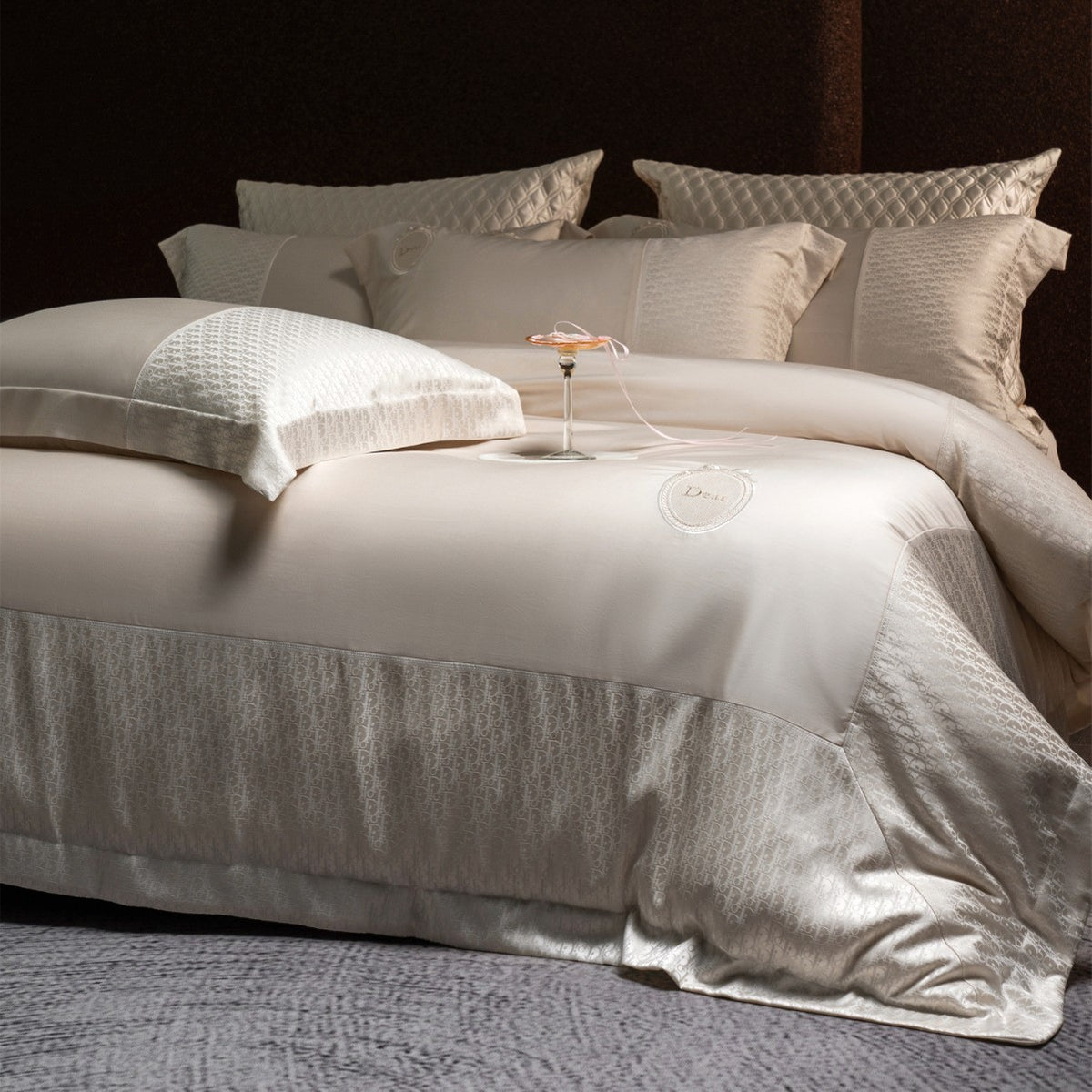Seiden-ähnliches Jacquard-Satin-Bettbezug-Set mit gesticktem Wappen & Bett-Rock