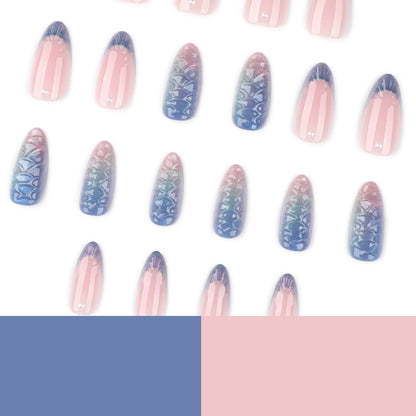 Kunstvolle Nagelverlängerungen mit schimmerndem Farbenspiel und glamourösen Akzenten Brehn