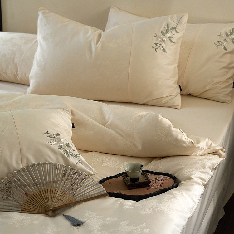 Luxuriöses Satin-Bettwäsche-Set mit zarter Blumenstickerei