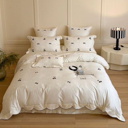 Gerüschter Baumwollsatin Bettwäsche Set mit Kirschen-Stickerei und Kissenbezügen
