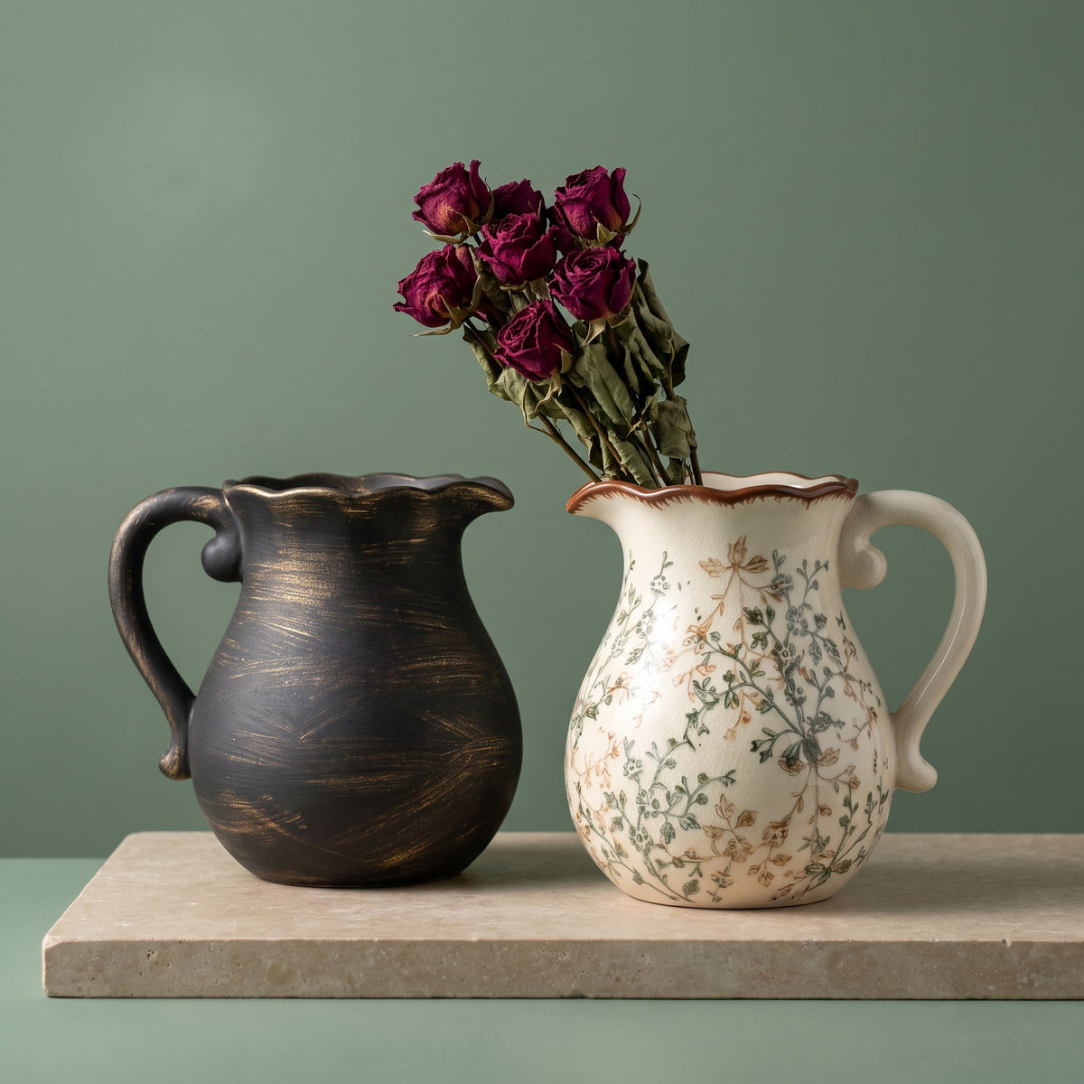 Eleganter Keramikkrug mit floralen Mustern Brehn