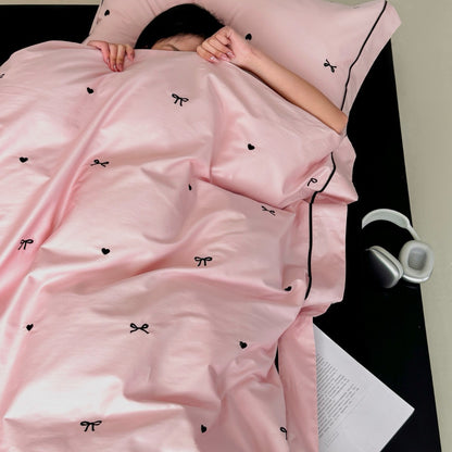 Baumwollsatin Besticktes Schleifenmotiv Bettbezugset mit rosa Paspel