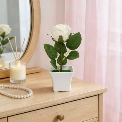Künstliche Orchideenpflanze für dekorative Wohnraumgestaltung
