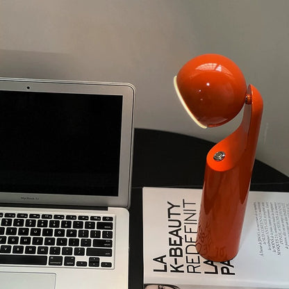 Moderne Tischlampe mit verstellbarem Schirm