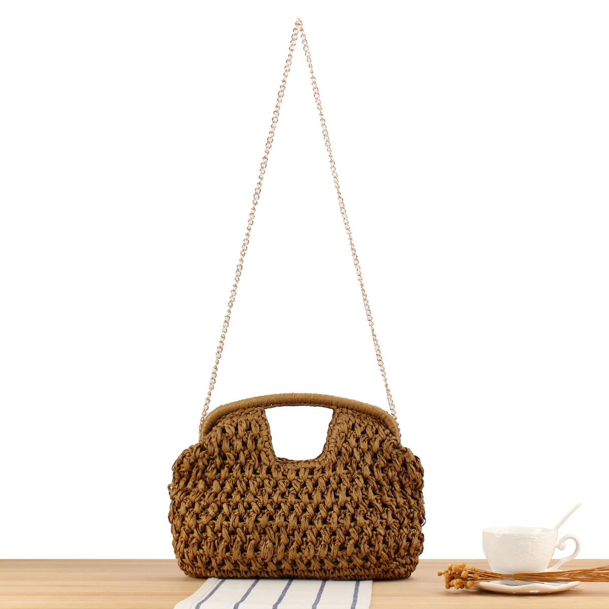 Handtasche Aus Naturbelassenem Geflochtenem Material mit Eleganter Kettenverzierung Brehn