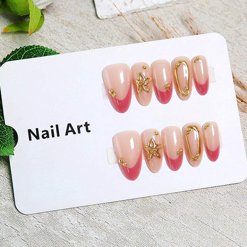 Kunstvolle Nagelspitzen mit zarten Goldakzenten Brehn