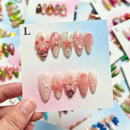 Dekorativer Press-On-Nagelkunst-Set mit floralen und ozeanischen Designs