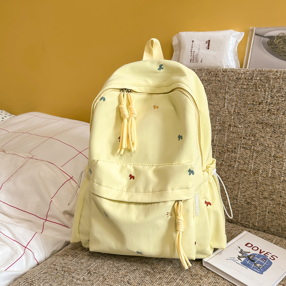 Stylischer backpack mit floralem Schmuck Brehn