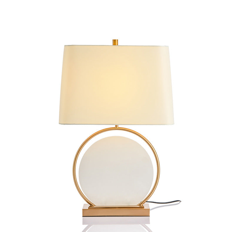 Moderne Tischlampe mit runder Basis und Stoffschirm