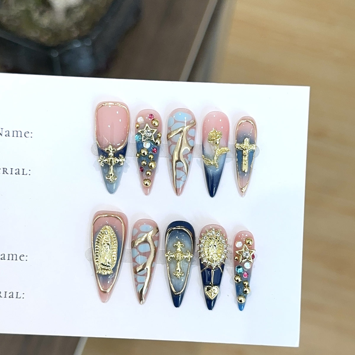 Künstlerisches dekoratives Press-On-Nagelset mit Edelsteinakzenten
