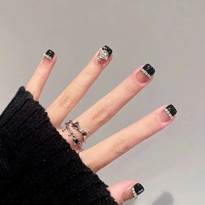 Glamouröses Kunstnagelset mit funkelnden Kristallverzierungen Brehn