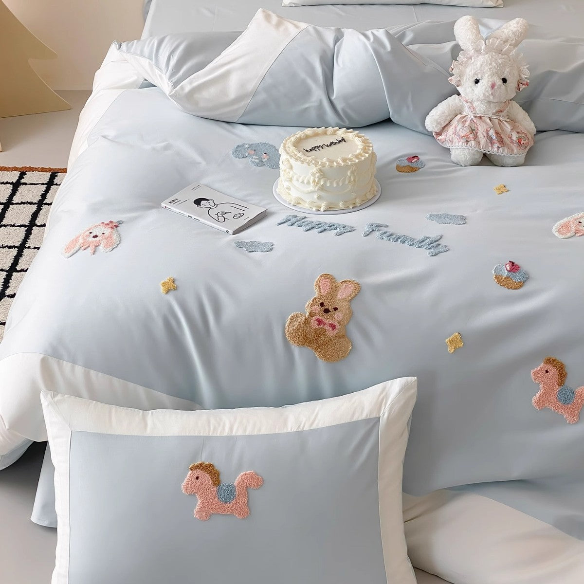 Baumwoll-Satin Applikation Hase Bettbezug Set mit Kontrastbordüre und Dekokissenbezügen