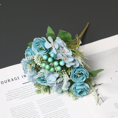 Lebensechte Blumenarrangement
